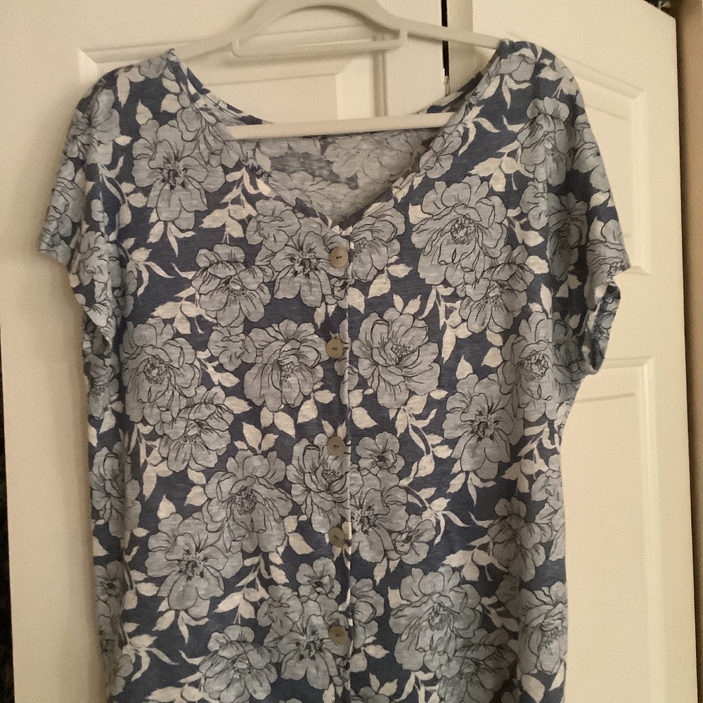 Pretty large Blue flowered Linen Blouse by C&C California